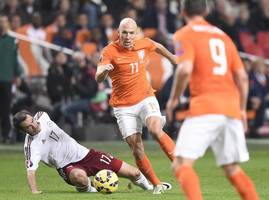 Dutch earn resounding win as Italy held